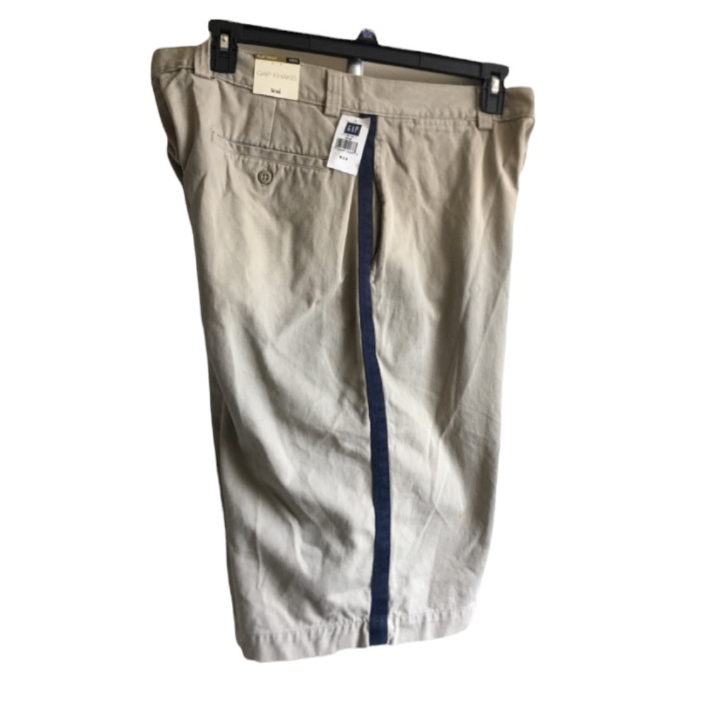NWT GAP Khakis Shorts. W36. Brand new with Tag